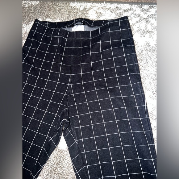 đź–¤Express stretches, size XS, black and white stripe plaid design đź–¤ - Picture 5 of 10